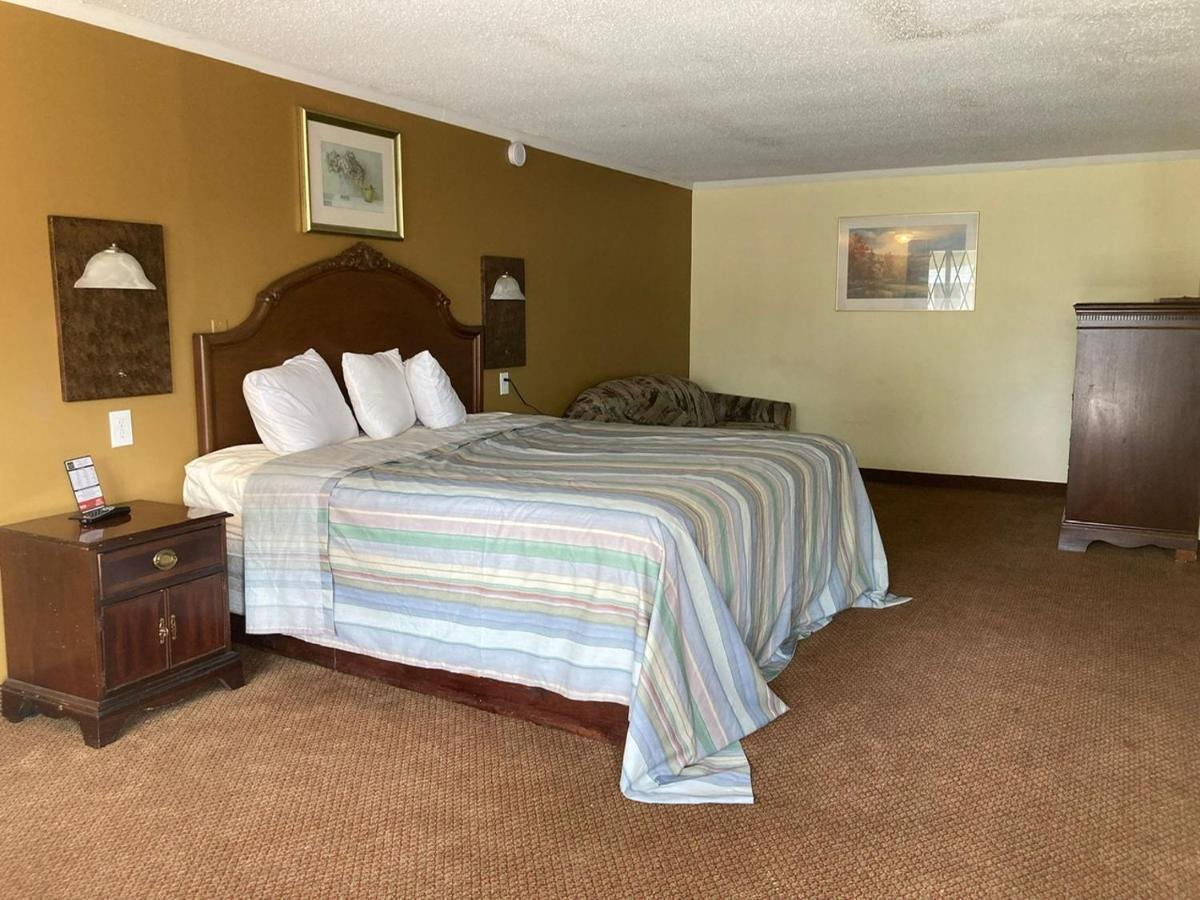 Rodeway Inn & Suites Saginaw Exterior photo