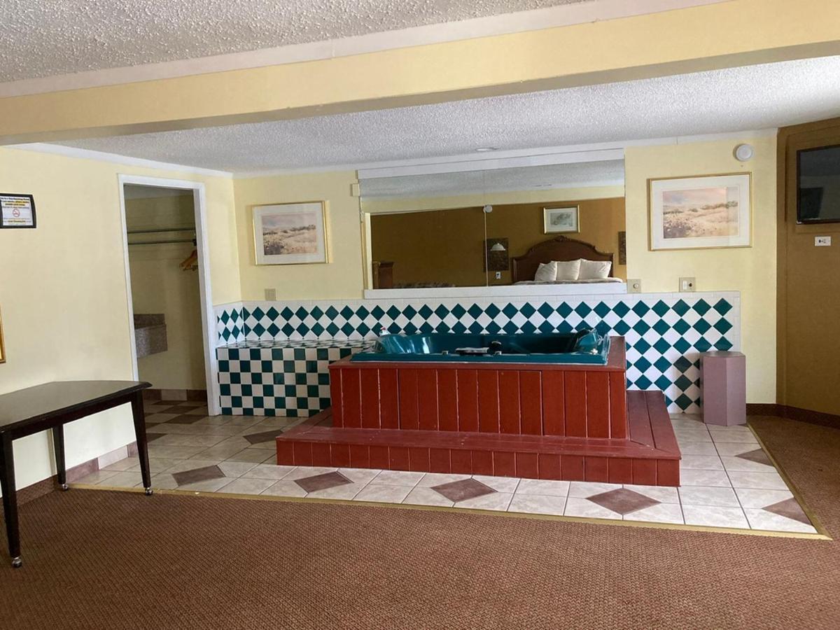 Rodeway Inn & Suites Saginaw Exterior photo