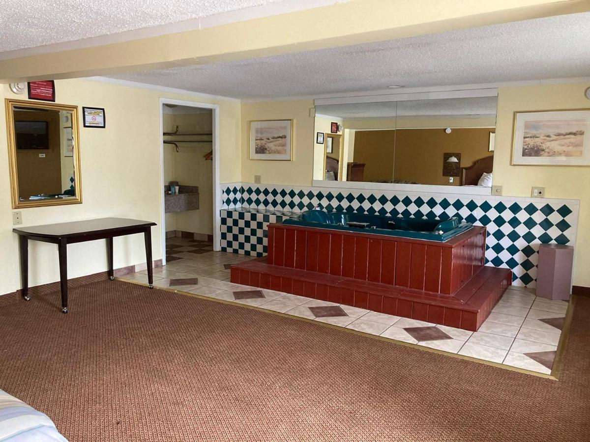 Rodeway Inn & Suites Saginaw Exterior photo