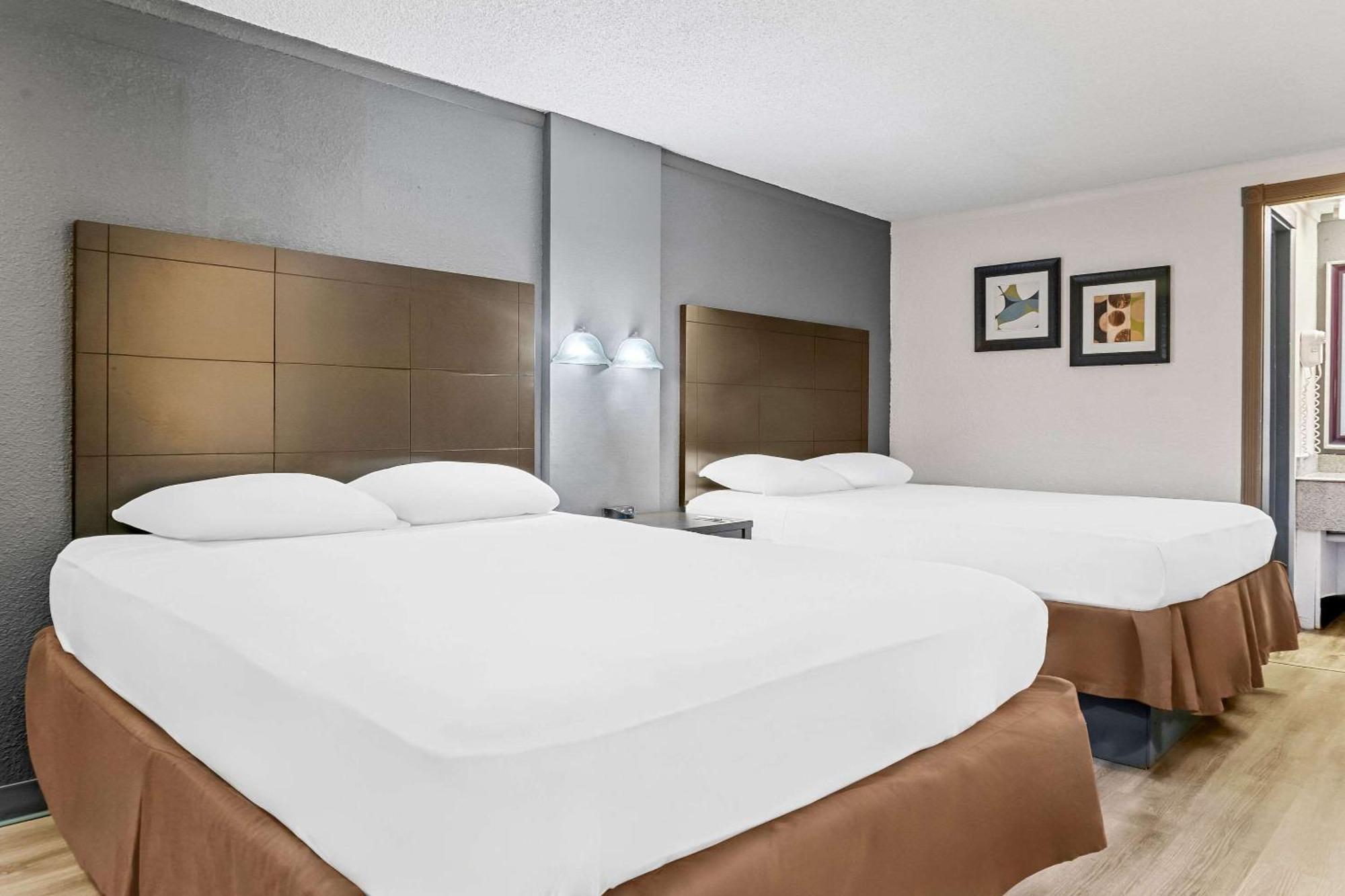 Rodeway Inn & Suites Saginaw Exterior photo