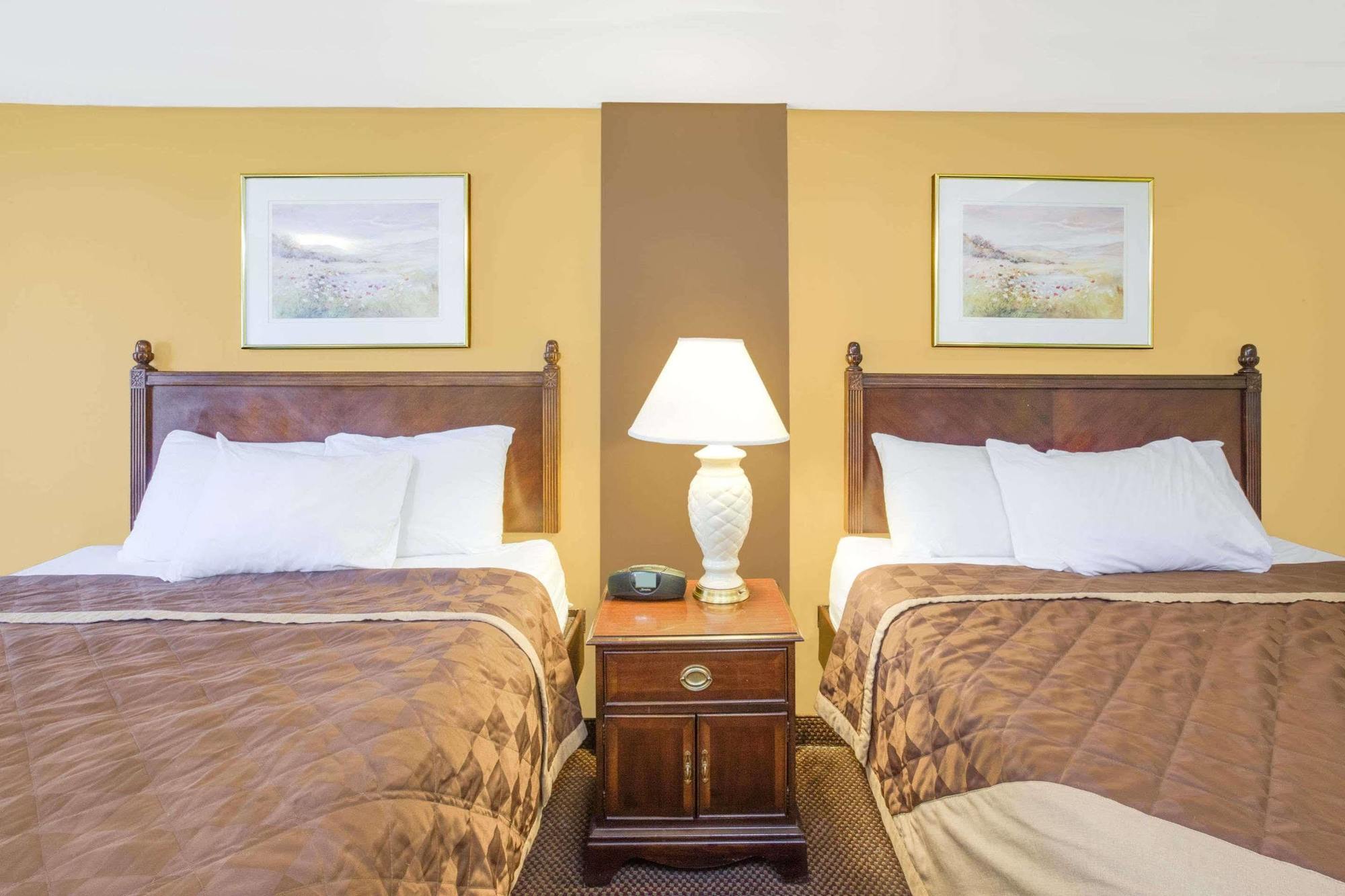 Rodeway Inn & Suites Saginaw Exterior photo